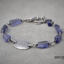 Bransoletka z iolitów z blaszką