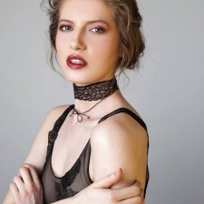 choker delikatna czarna koronka z kokardką