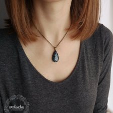 Wisiorek z kruszonych muszli