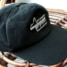 Czarna czapka Z DASZKIEM