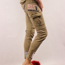 Spodnie z naszywkami marki Dqmane
