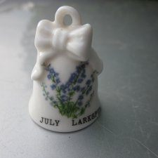 porcelanowy w miniaturze kolekcjonerski dzwonek  - JULY LARKSPUR   - kwiaty miesiąca