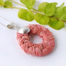 Peach - jedwabny naszyjnik z motywem warkocza, wykończony srebrem