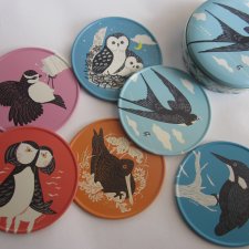 design by John HANNA - 6 TIN COASTERS -FEATURING BIRDS OF BRITAIN -  nowe nie używane podkładki komplet 6 sztuk w metalowym opakowaniu