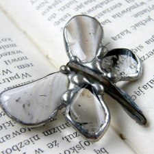 Broszka: Motyl z krzemieniem pasiastym