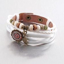 Skórzana biała bransoletka z zawieszkami i koralikami