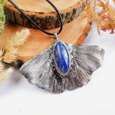 Lapis lazuli na liściu