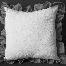 Biała poduszka dekoracyjna w stylu romantycznym 7pd