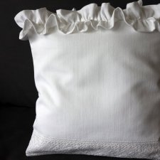 Biała stylowa poduszka ozdobna 28pd