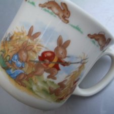 Bunnykins Doulton porcelanowy kolekcjonerski użytkowy dość duży szlachetnie porcelanowy kubek uroczo zdobiony