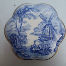 Royal Worcester company Palissy royal collection windmill    porcelanowe puzdro
