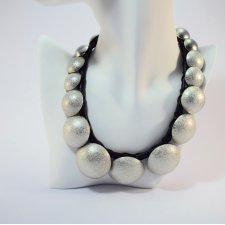 Naszyjnik ze srebrzystych kopułek