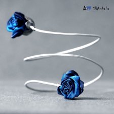 Bransoleta srebrna z granatową tkaniną BLUE ROSE