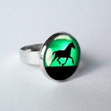 KOŃ W ZIELENI mały pierścionek z  obrazkeim z koniem