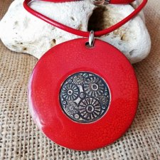 Soczyście czerwony naszyjnik HAND MADE - ręcznie wykonany wisior ceramiczny z rozetą idealny na prezent świąteczny - GAIA ceramika