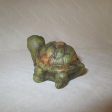 Mały,ceramiczny żółw