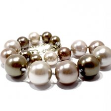 Ogromne perły w szarościach