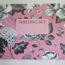 WRITING SET 10 SHEETS OF BEAUTIFULLY ILUSTRATED PAPER WITCH 10 MATCHING  ENVELOPES. GREAT FOR ALL OCCASIONS.
