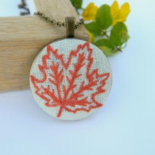 Medalion z haftowanym liściem