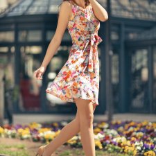 Elegancka sukienka z kokardą T234,  kolorowe kwiaty