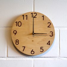 Nowoczesny zegar ścienny z drewna