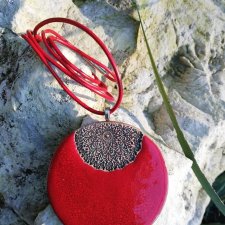 Soczyście czerwony wisiorek ceramiczny ROZETA - czerwony naszyjnik na prezent - idealny dodatek do czarnej sukni - biżuteria vintage - GAIA ceramika