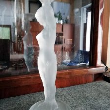 Świecznik figurka kobiety, mleczne szkło
