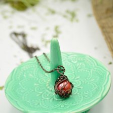 Ceglasty amulet - naszyjnik z wisiorem ze szkłem