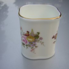 Royal Crown Derby -kolekcjonerska  elegancka kobiecy  szlachetna  porcelana