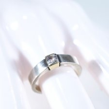 Elegancki pierścionek ze srebra i złota