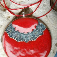 Intensywnie czerwony naszyjnik ORNAMENT - wisiorek w stylu vintage - idealny naszyjnik na świąteczny prezent - Ceramika GAIA