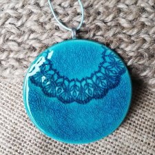 Błękitny naszyjnik z ornamentem - okrągły wisiorek ceramiczny ⌀6,5 cm - duży medalion na rzemieniu - biżuteria autorska GAIA