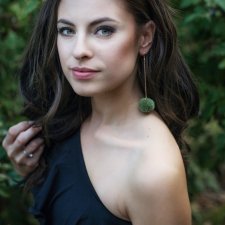 Kolczyki w stylu boho z pomponami