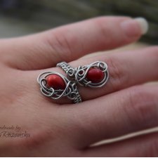 Pierścionek regulowany koral czerwony, wire wrapping, stal chirurgiczna