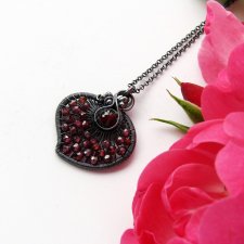 Garnet heart - uroczy, srebrny wisior wire wrapping z granatami