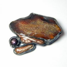 surowy bursztyn i miedziane perły - broszka