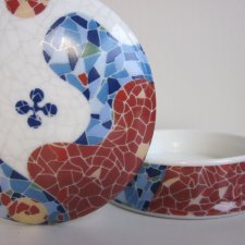 CAJA REDONDA 8 CM POZDRO PORCELANOWE  z Mozaikowym zdobieniem