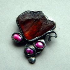surowy bursztyn i różowe perły - broszka