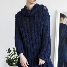 Sweter z motywem warkoczy