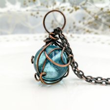 Ceglasty amulet - naszyjnik z wisiorem ze szkłem