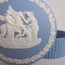 Wedgwood Antique rzadko spotykana forma -bogato zdobione biskwitowe kolekcjonerskie eleganckie puzderko