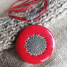 Czerwony naszyjnik ceramiczny MANDALA - biżuteria na szczęście - czerwony wisior okrągły ⌀6cm - biżuteria autorska od GAIA ceramika