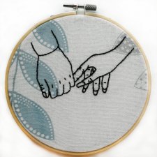 Haftowany obrazek z motywem rąk na tamborku. Ozdoba ścienna. Embroidery hoop art 'Holding hands'.