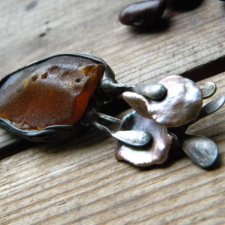 surowy bursztyn i perły keshi - broszka