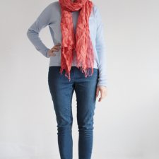 Błękitny sweter vintage prosty minimalistyczny