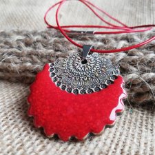 Czerwony naszyjnik ceramiczny HAND-MADE -  ręcznie wykonany czerwony wisiorek ⌀44 mm - biżuteria idealna na prezent - naszyjnik z mandalą na szczęście