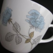 Wedgwood Ice Rose - szlachetnie porcelanowa filiżanka z kolekcjonerskiej serii Ice Rose
