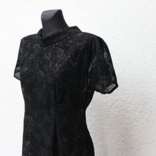 Czarna sukienka z kołnierzykiem