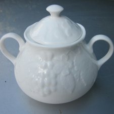 Wedgwood  1988 strawberry &vine - duża,  elegancka  cukiernica - nowa  z metką -Rzadko spotykana  na rynku polskim