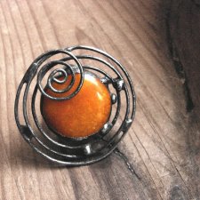 Spiral - pierścionek ze słonecznym bursztynowym nefrytem